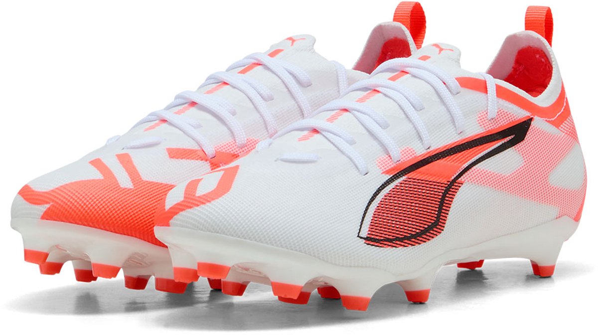 Puma Ultra 5 Pro FG/AG voetbalschoenen in wit met oranje accenten, ontworpen voor snelheid en controle, maat EU 33.