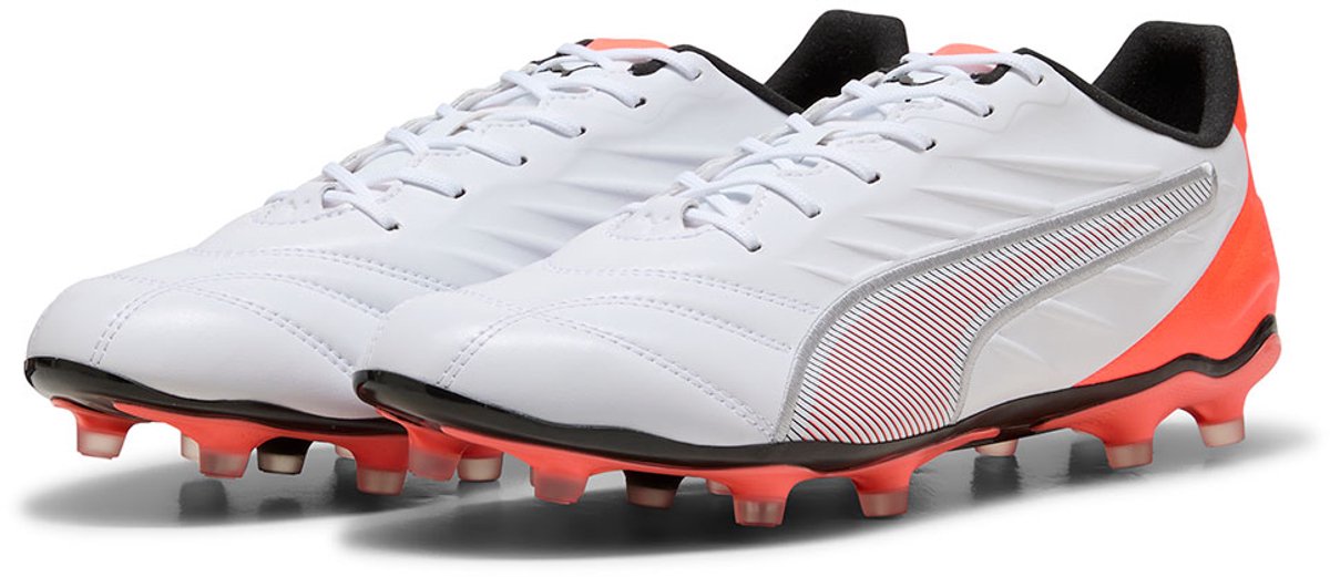 Witte Puma King Pro FG/AG voetbalschoenen met oranje accenten, maat EU 44 1/2, klassieke esthetiek en innovatief design.