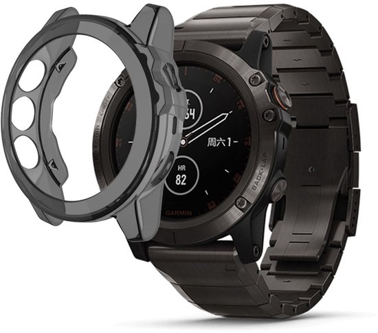 Zwarte TPU beschermhoes die over een Garmin Fenix smartwatch met metalen band wordt geschoven.