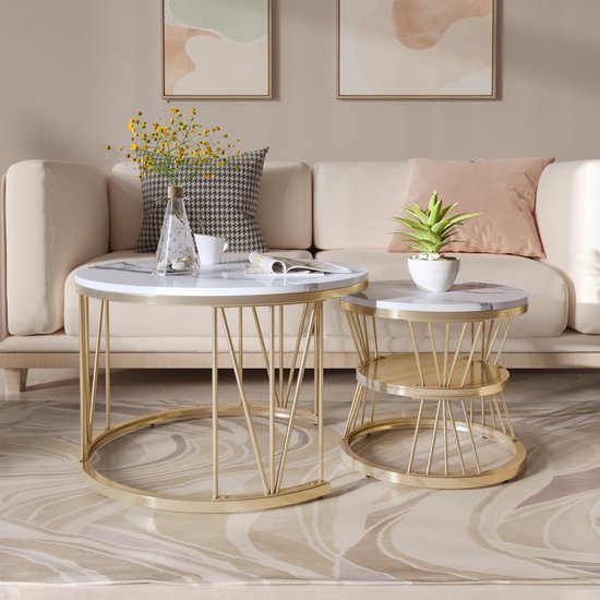 Set van twee ronde marmerlook bijzettafels met gouden metalen frame, één met vaas met bloemen, de ander met plant.