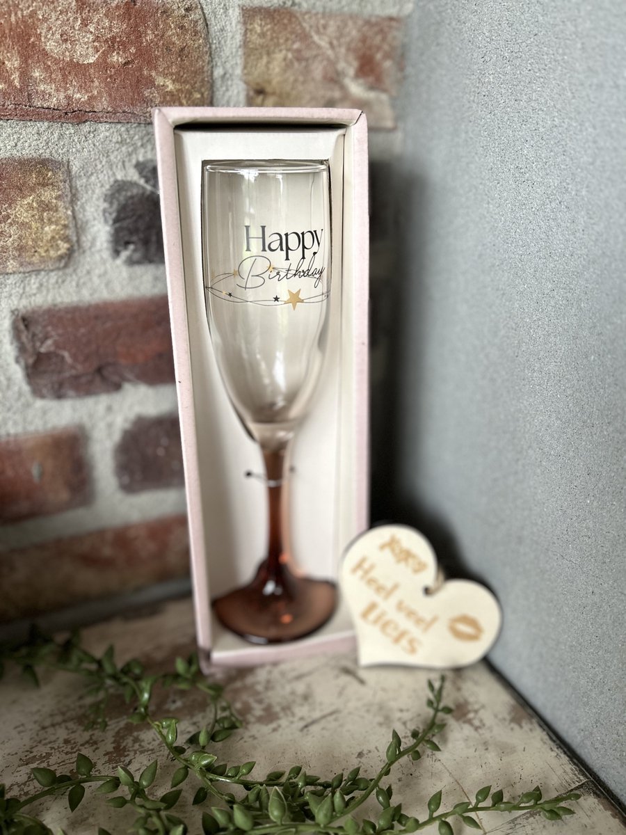 Creaties van Hier - Cadeau pakket Champagne glas met de tekst Happy Birthday met houten hartje - 21 x 8,2 cm - Glas