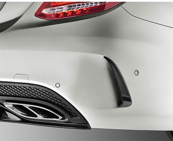 Achterkant witte Mercedes C-klasse W205 met verchroomde uitlaat en zwarte diffuser.