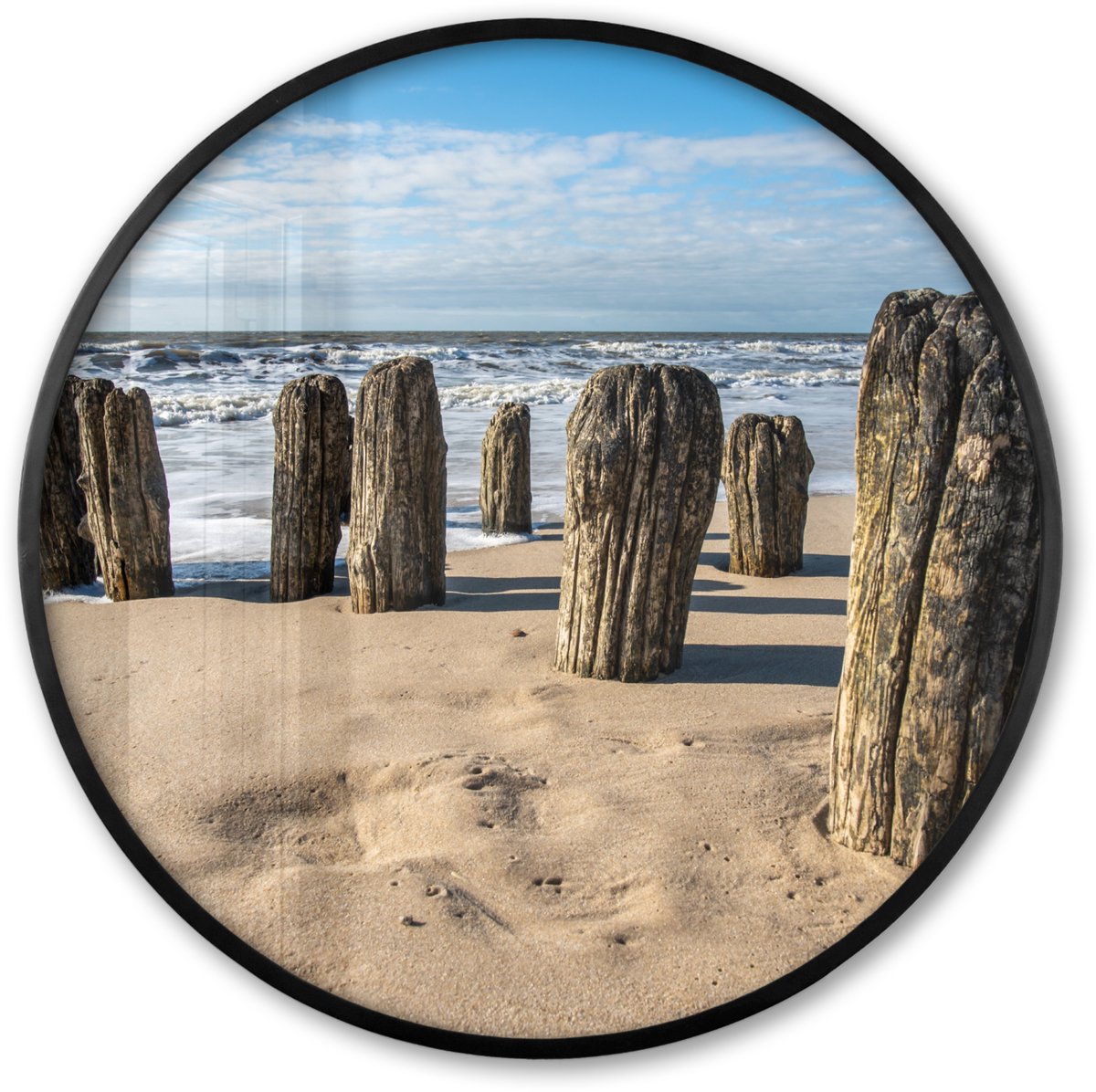 FrameYourWall Poster in lijst Rond - Fotolijst 60x60 cm - Posters - Zand - Strand - Paal - Water - Zomer - Ronde posterlijst zwart - Decoratie - Wanddecoratie woonkamer - Muurdecoratie slaapkamer Strand - Palen