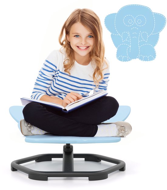 Een vrolijk meisje met een blauw-wit gestreepte trui en zwarte broek zit op de blauwe olifantendraaistoel met een boek.