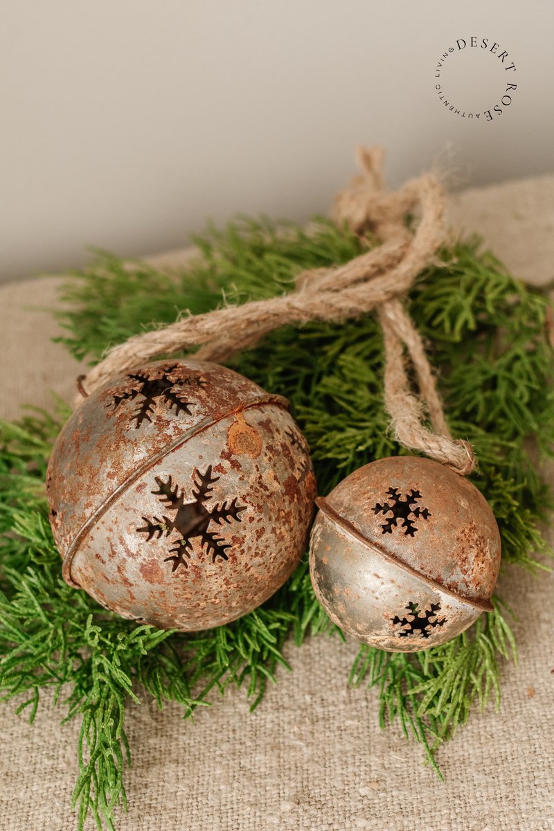 Stoere metalen kerstbel met verroeste afwerking en sneeuwvlokdetail, Ø 6 cm - Landelijke kerstdecoratie