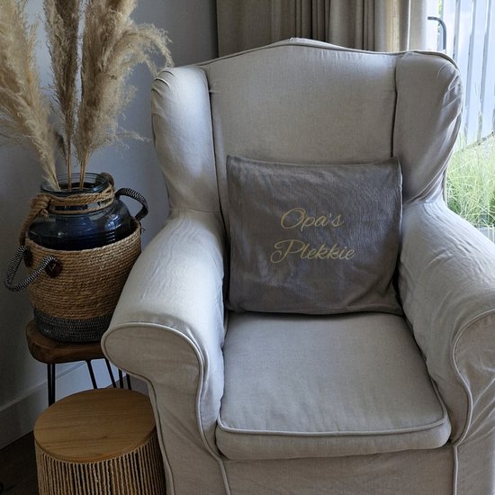 Kussen Kussenhoes met tekst bedrukt cadeau tekstbord plekje | opa’s plekkie | taupe met opdruk mokka | 45x45 cm | vaderdag verjaardag opa man