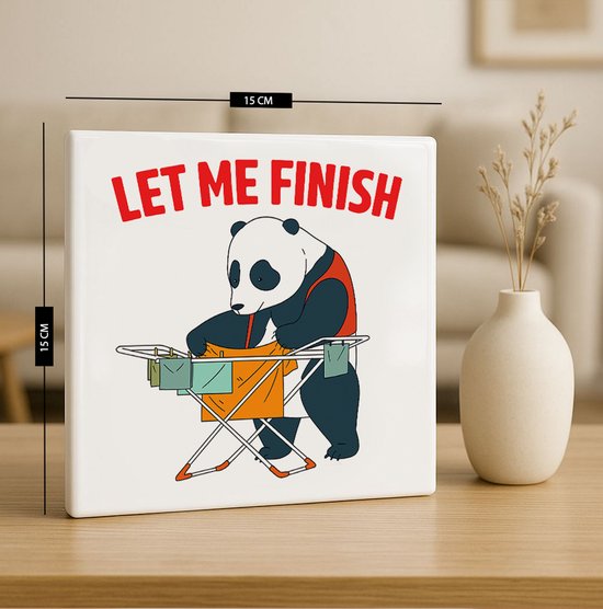 Un panda avec un tablier orange repasse avec le texte "LET ME FINISH" au-dessus.