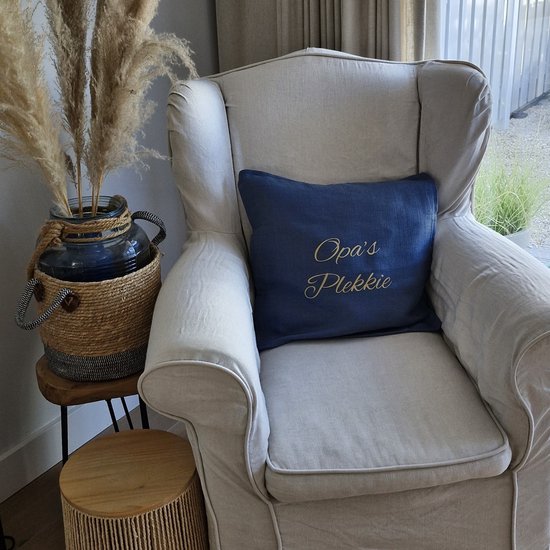 Kussen Kussenhoes met vulling met tekst bedrukt cadeau tekstbord plekje opa| opa’s plekkie | blauw met opdruk mokka | 50x50 cm | Vaderdag verjaardag man