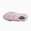 Bovenkant van een lichtroze New Balance sneaker met beige zool en witte veters.