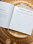 Openstaand vriendenboek op een rieten stoel. Pagina's met de tekst 'De hall of fame van mijn leven' en ruimte voor namen.