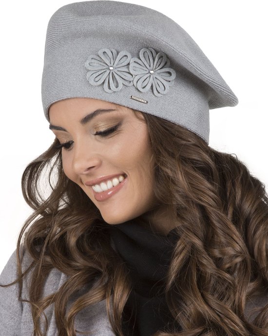 Foto: Vivisence dames baret zachte wolmix met viscose klassiek model met bloemen applicatie rekbaar en aansluitend warme bescherming voor koele dagen comfort voor dagelijks draagplezier en cadeau lichtgrijs