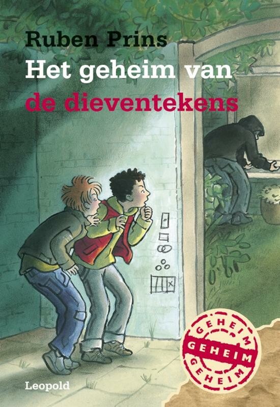 Twee jongens kijken gespannen naar een huis. Een figuur klimt door een raam. Titel: Het geheim van de dieventekens.
