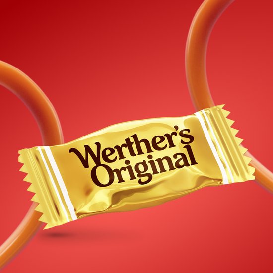 Een gouden, verpakte Werther's Original snoepje zweeft tussen twee oranje ringen.