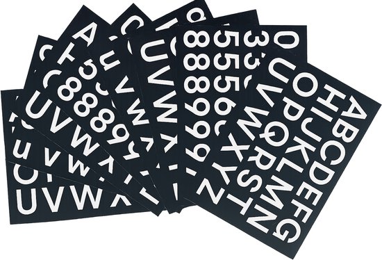 Een waaier van zwarte stickers met witte letters en cijfers. De stickers tonen de letters A-Z en cijfers 0-9.