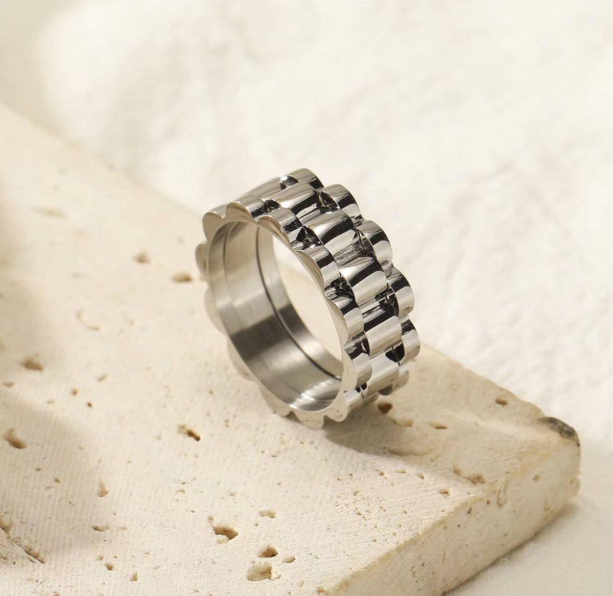 Merlie Ring - Wavy Band Unisex Statement Ring - Stainless Steel - Zilverkleurig - Modern & Duurzaam Design (Maat 57)
