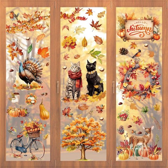 Trois panneaux d'autocollants de fenêtre d'automne : à gauche une dinde, des citrouilles et un vélo; au centre deux chats et un arbre; à droite une couronne, un cerf et le texte "Hello Autumn".