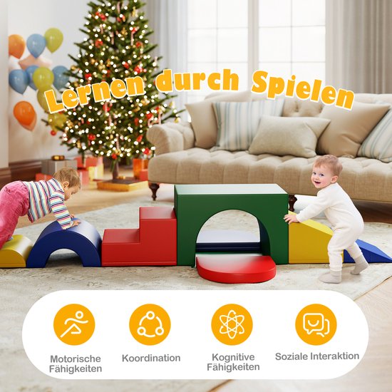 Twee baby's spelen met een groen en rood klim- en glijblokkenset.
