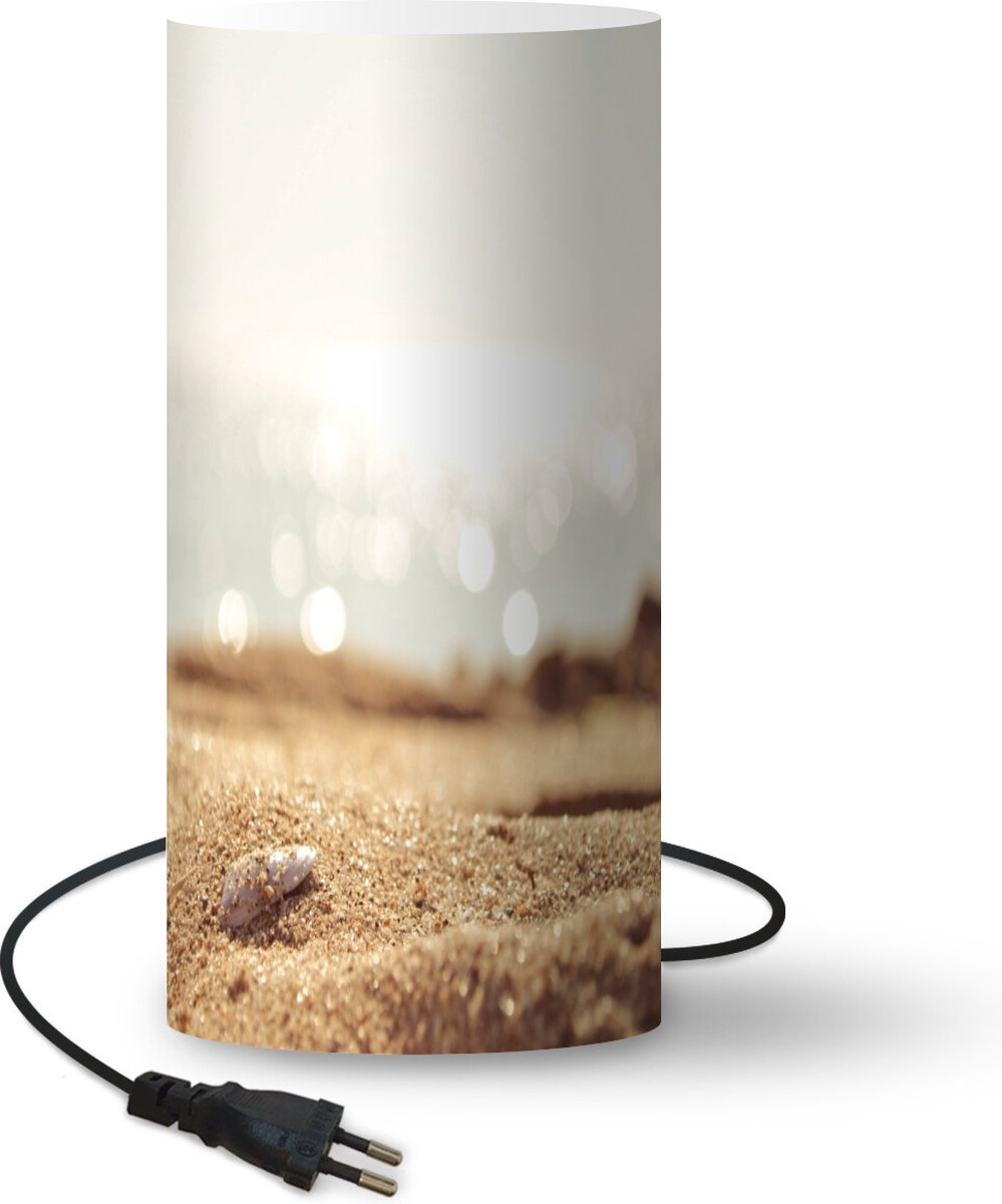 Lamp - Nachtlampje - Tafellamp slaapkamer - Strand - Zand - Schelp - 54 cm hoog - Ø24.8 cm - Inclusief LED lamp