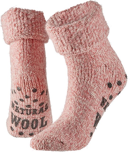Lichtroze gebreide sokken met omslagboord, stippen anti-slip en 'NATURAL WOOL' tekst.
