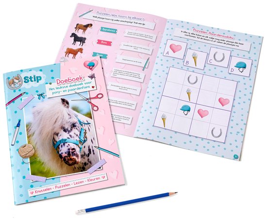 Open doeboek 'Stip' met puzzels en spelletjes. De voorkant met een pony ligt ernaast.