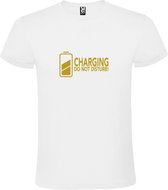 Wit T-Shirt met “ Charging / Do NOT Disturb “ afbeelding Goud Size XXXXXL