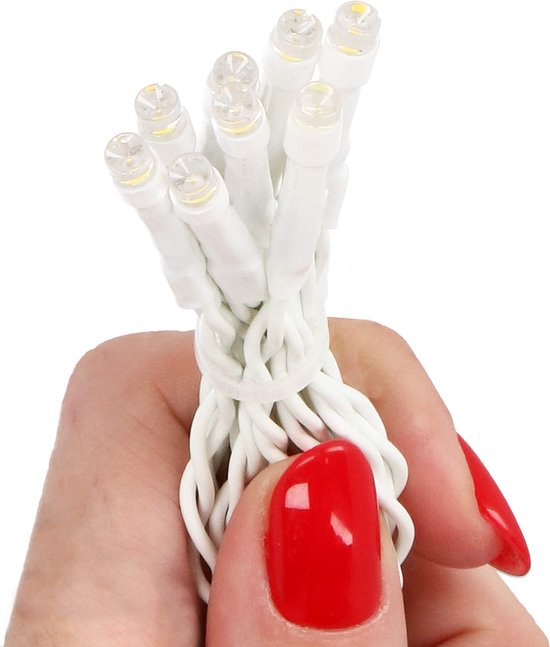 Hand met felrode nagellak houdt een bundel witte kabel met kleine blauwe LED-lampjes vast.