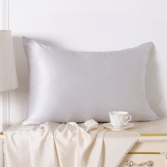 Premium zijden kussensloop zilver 60 x 70 cm (standaard maat)