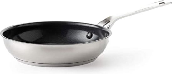 Zilverkleurige koekenpan met zwarte antiaanbaklaag, op witte achtergrond.