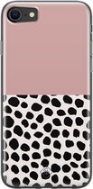 Casimoda® hoesje - Geschikt voor iPhone SE (2020) - Stippen roze - Siliconen/TPU telefoonhoesje - Backcover - Gestipt - Roze