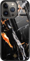 Casimoda® hoesje - Geschikt voor iPhone 13 Pro - Marmer Zwart Oranje - Luxe Hard Case Zwart - Backcover telefoonhoesje - Zwart