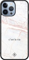 Casimoda® hoesje - Geschikt voor iPhone 13 Pro Max - C'est La Vie - Luxe Hard Case Zwart - Backcover telefoonhoesje - Bruin/beige