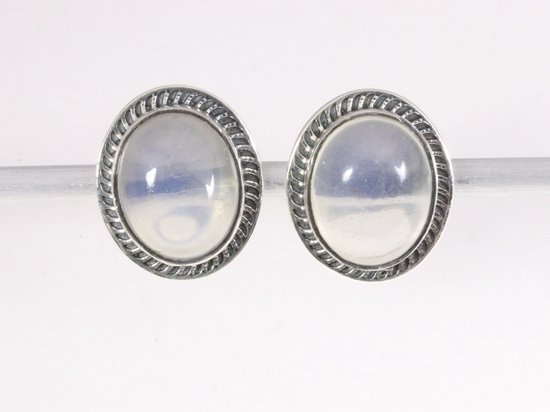 Bewerkte ovale zilveren oorstekers met vuuropaal