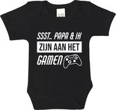 Romper - Ssst.. papa & ik zijn aan het gamen - maat: 80 - korte mouwen - kleur: zwart - vaderdag cadeau - vader - cadeau - gamen - playstation 5 - xbox - gaming pc - kraamcadeau