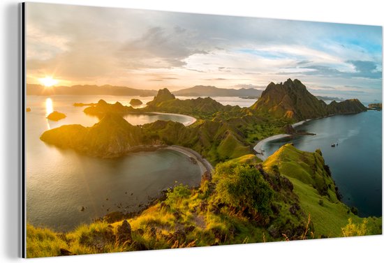 Wanddecoratie Metaal - Aluminium Schilderij Industrieel - De ondergaande zon boven baai bij het eiland Komodo Indonesië - 160x80 cm - Dibond - Foto op aluminium - Industriële muurdecoratie - Voor de woonkamer/slaapkamer