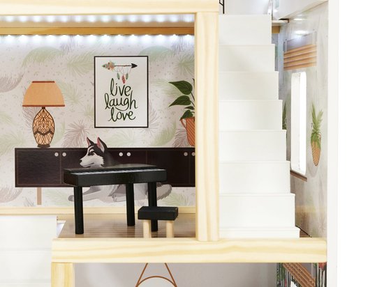 Poppenhuis woonkamer met bank, stoel, bijzettafel en behang met planten en wolf.