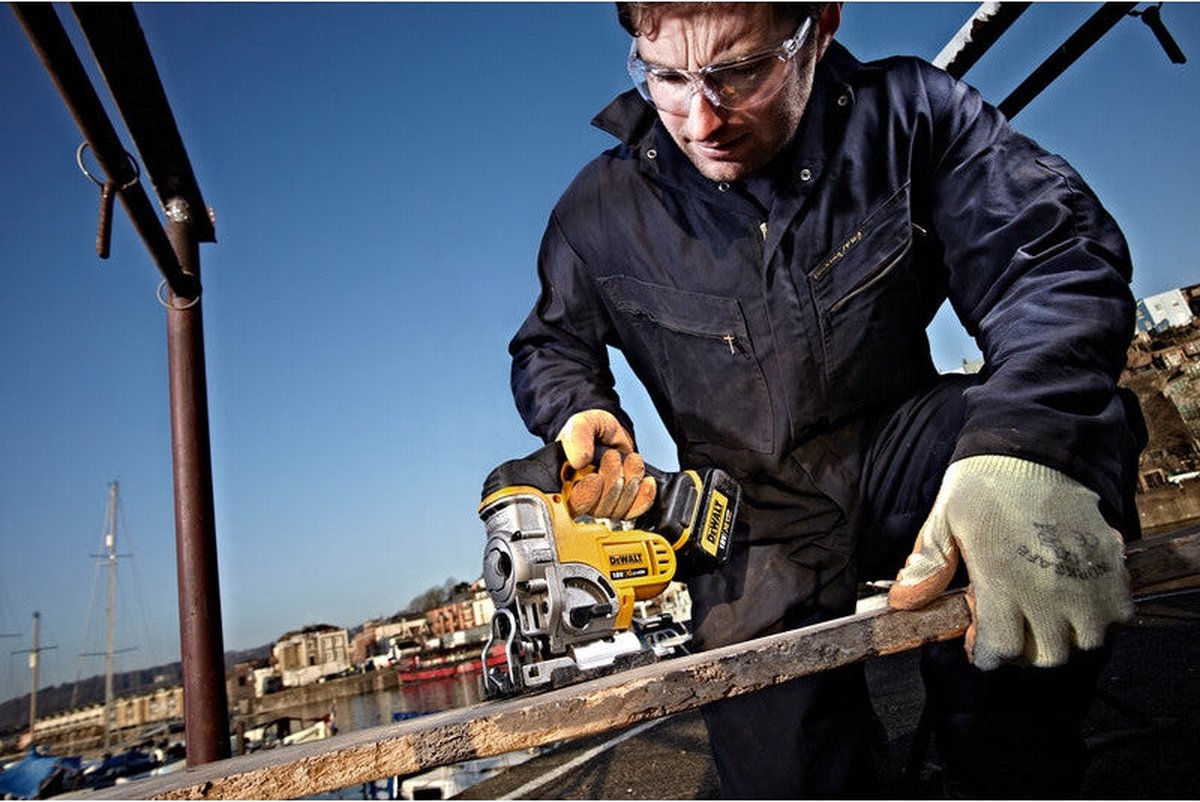 DeWALT DCS331N Accu Decoupeerzaag 18V XR Body thumbnail 2