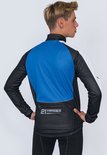 Achterkant van een heren fietsjack met een blauw vlak, zwarte mesh mouwen en zilveren '21 VIRAGES' logo op een achterzak.