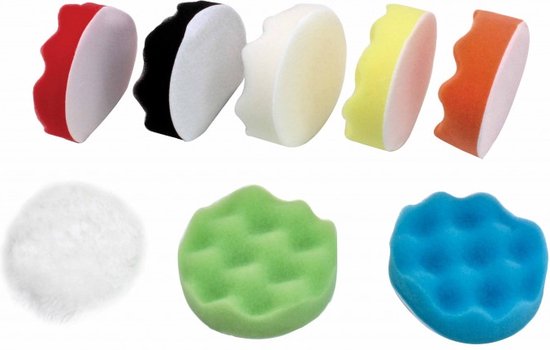 Vijf polijstschijven met gekartelde rand, twee met platte zijkant, plus een witte wollen pad, een groene en een blauwe schuimrubberen pad.