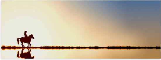 WallClassics - Poster (Mat) - Paardrijder Langs het Water met Ondergaande Zon - 90x30 cm Foto op Posterpapier met een Matte look