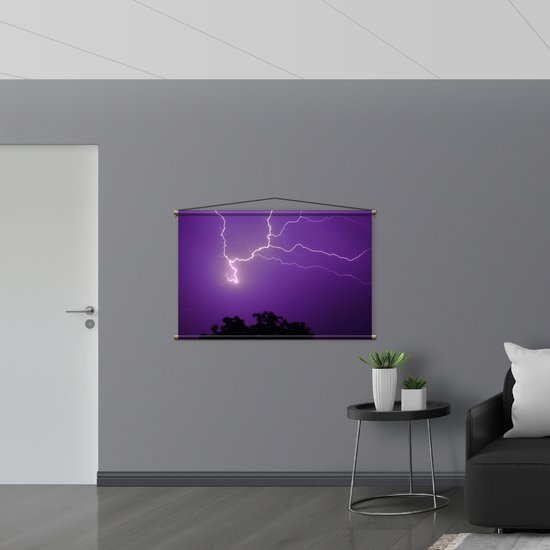 WallClassics - Affiche Textile - Foudre dans un Ciel Violet au-dessus d'un Arbre - 120x80 cm Photo sur Textile