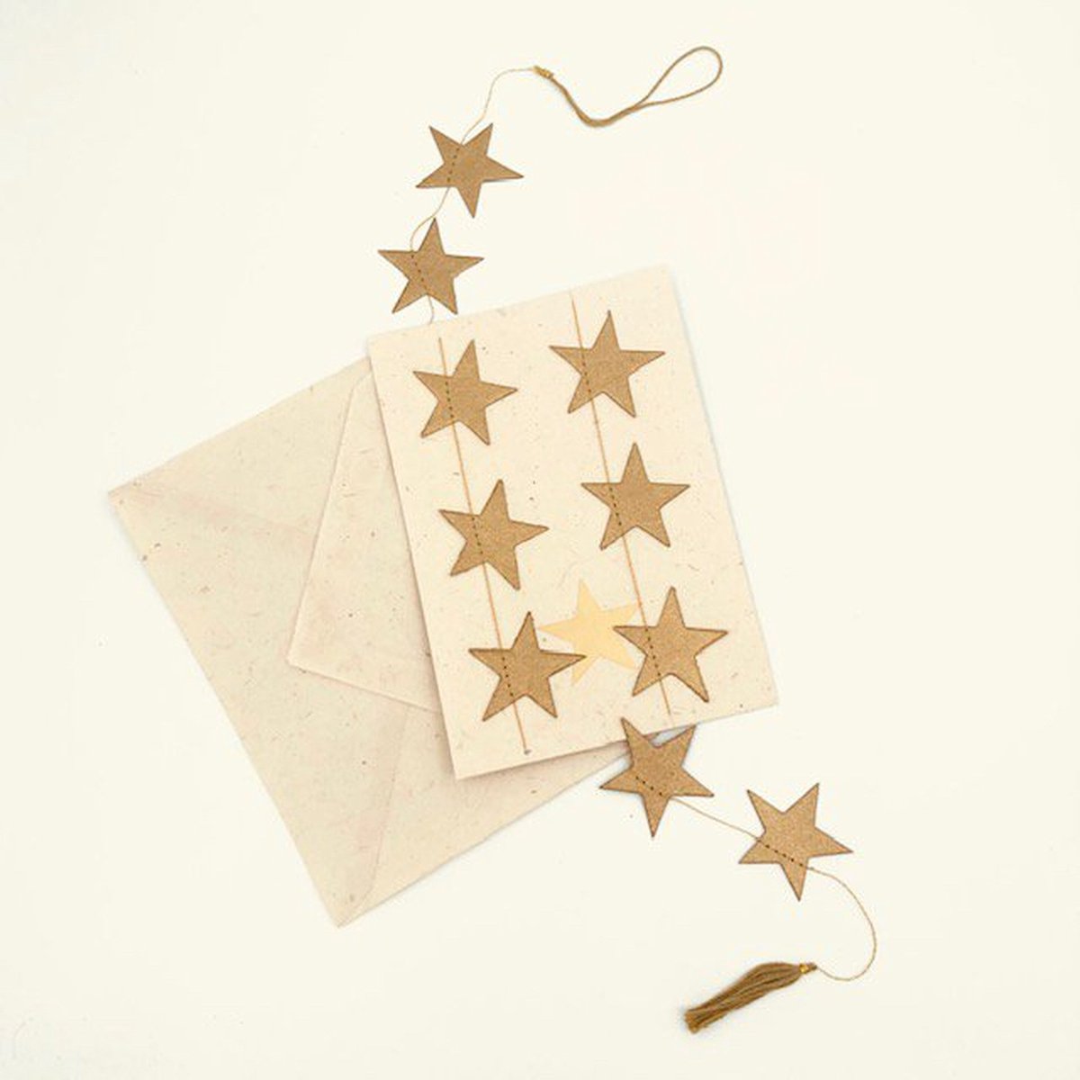 Luna-Leena duurzame slinger wenskaart sterren goud L115 cm - eco papier - handmade in Nepal - kerstkaarten - jubileum - geboorte - beterschap - babyshower - verjaardag - feest - kerstcadeau - kerstboom, kerst, slingerkaart, nieuwjaar, gold stars
