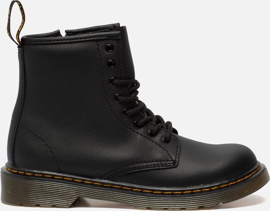 Zwarte Dr. Martens laars met veters en ritssluiting, gele naden en lus aan de achterkant.