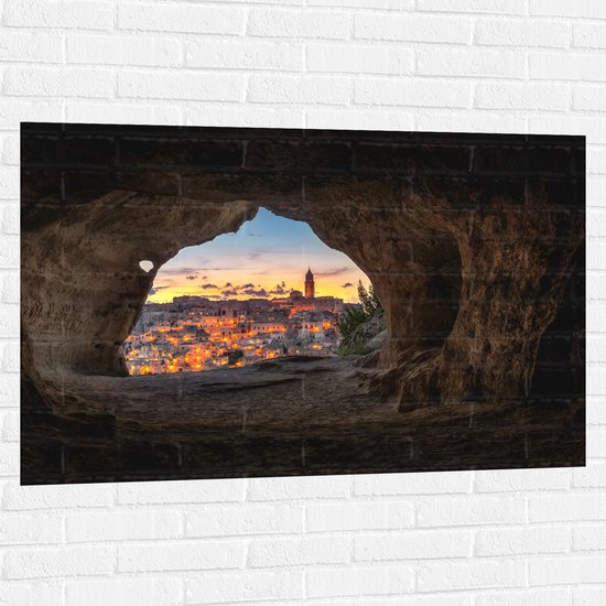 WallClassics - Muursticker - Uitzicht op Dorpje vanuit Stenen Grot - 120x80 cm Foto op Muursticker