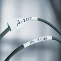 Twee grijze kabels, elk met een wit label erop. Eén label toont 'A-107', de ander 'A-108'.