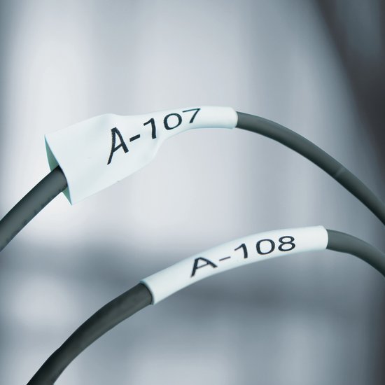 Twee grijze kabels, elk met een wit label erop. Eén label toont 'A-107', de ander 'A-108'.