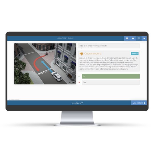 Computerdisplay met een rijexamen-vraag over voorrang verlenen aan een fietser bij een kruispunt.