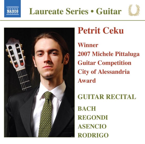 Portret van Petrit Ceku, winnaar van de Michele Pittaluga Guitar Competition 2007, met een gitaar.