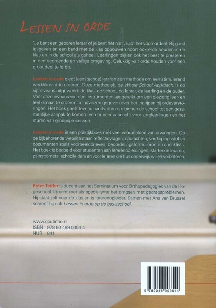 Achterkant van het boek "Lessen in orde" met tekst en een barcode.