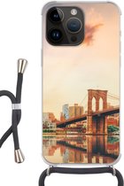 Geschikt voorApple Iphone 14 Pro - Crossbody Case - New York - Brooklyn - Bridge - Zonsondergang - Siliconen - Crossbody - Backcover met Koord - Telefoonhoesje met koord - Hoesje met touw