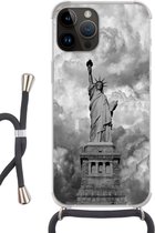 Geschikt voorApple Iphone 14 Pro Max - Crossbody Case - Vrijheidsbeeld in New York op een bewolkte dag in zwart-wit - Siliconen - Crossbody - Backcover met Koord - Telefoonhoesje met koord - Hoesje met touw